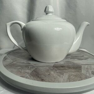 BIA Cordon Bleu 32-Ounce Porcelain White Elegant Teapot Classic Minimalist